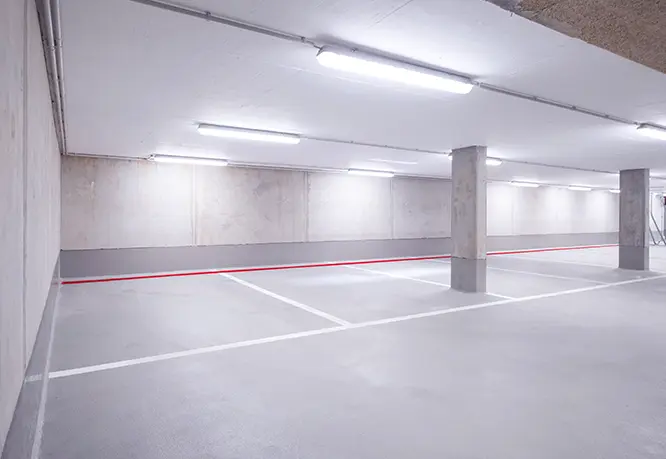 Leere, saubere und hellbeleuchtete Parkgarage